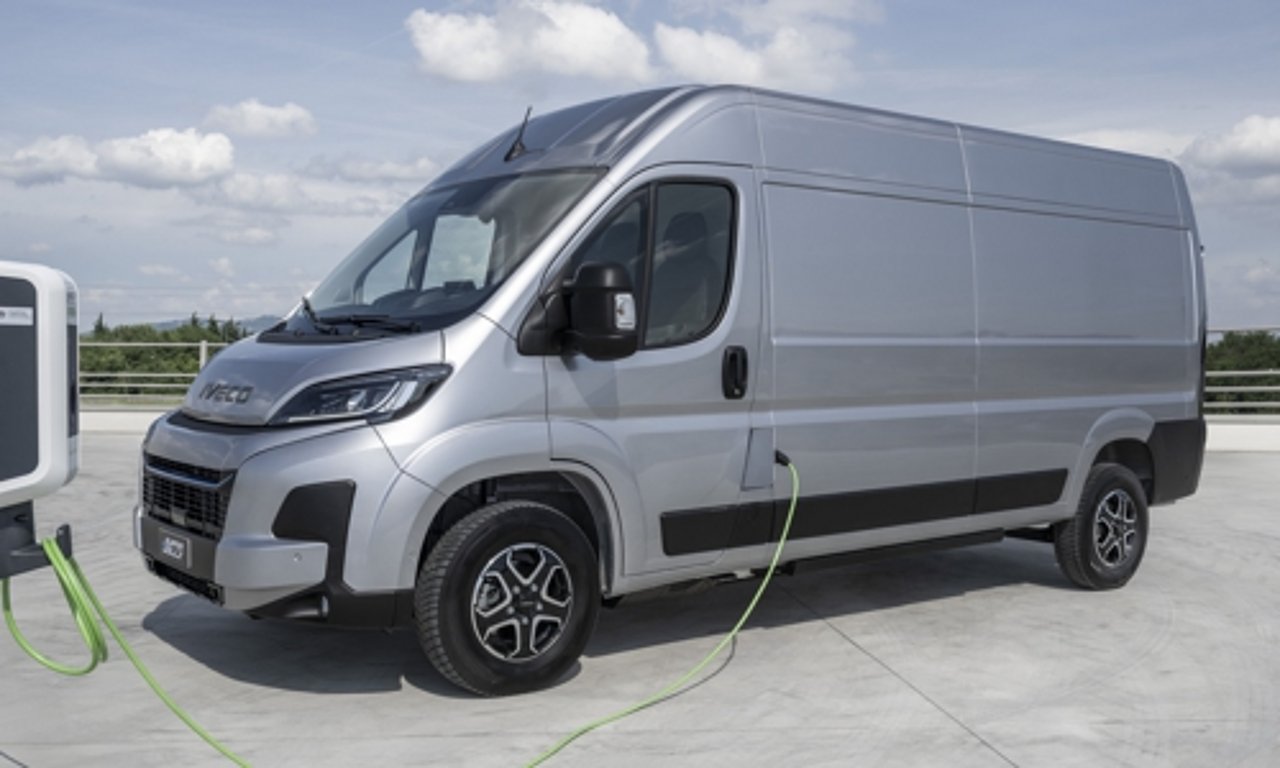 Iveco eSuperJolly beim Ladevorgang