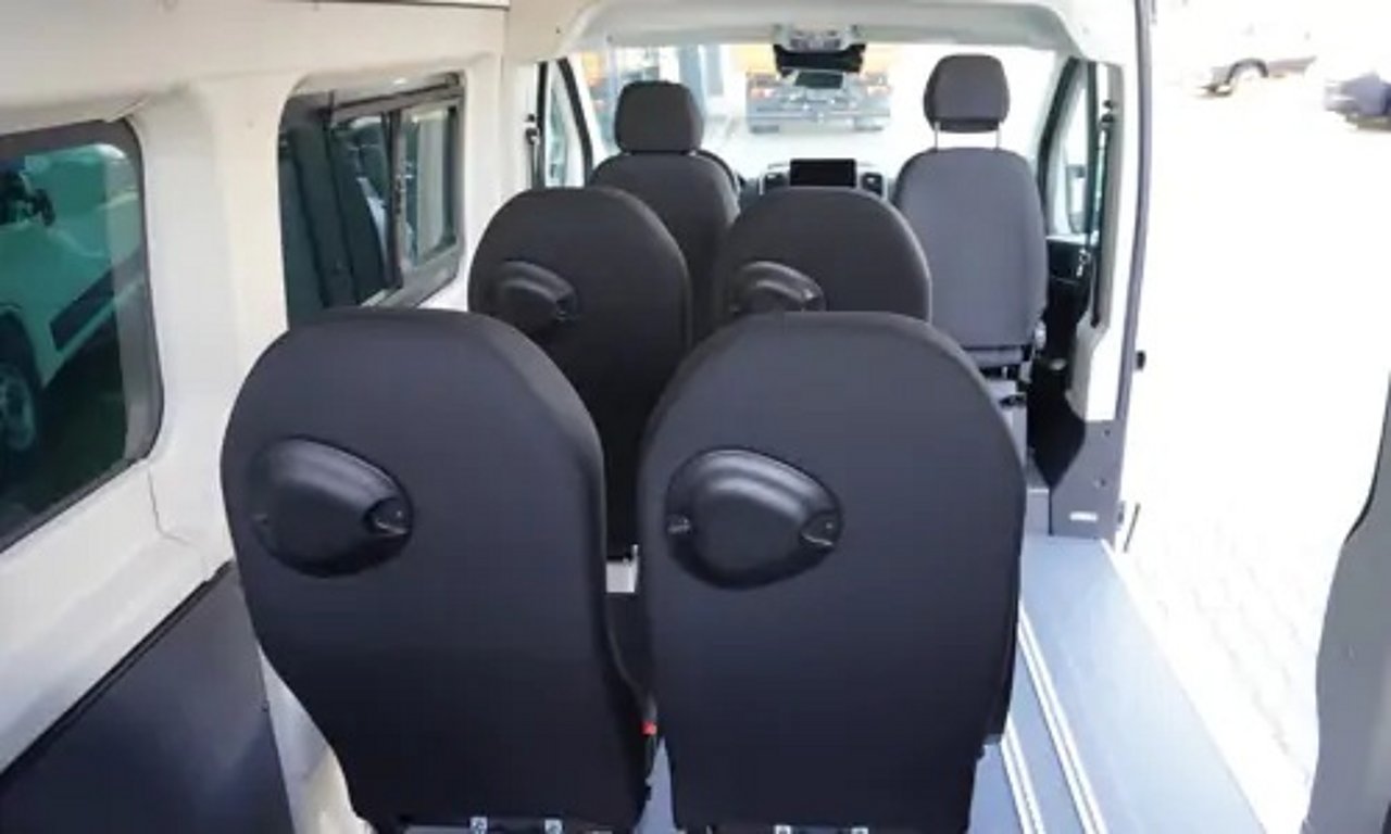 Fiat Ducato Kombi mit verschieb- und herausnehmbaren Sitzen