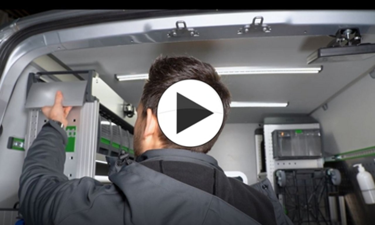 ABZ Nutzfahrzeuge: Vorschaubild für Video von Transporter mit Fahrzeugeinrichtung für Werkzeug und Material