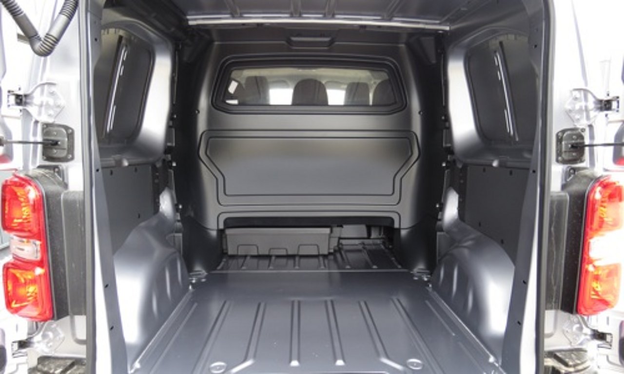 Fiat Scudo Multicab mit fester Trennwand vom Laderaum aus