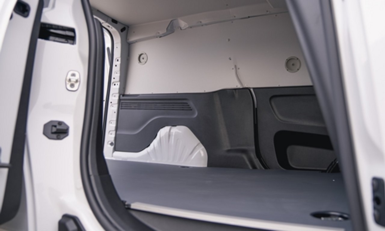 Fiat Doblo Pharmafahrzeug Laderaum seitlich
