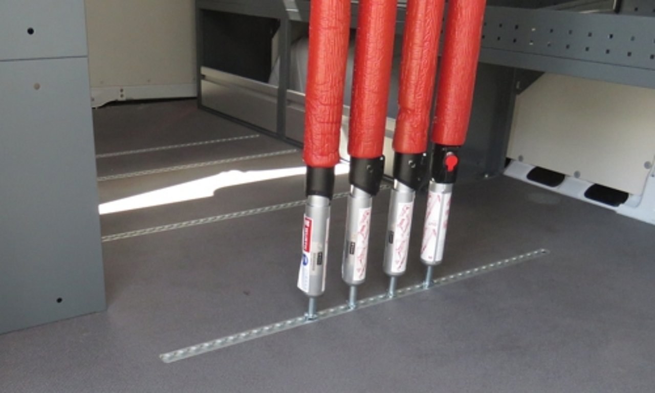 ABZ Nutzfahrzeuge zeigt einen Transporter mit platzsparender Werkstatteinrichtung und Stauraum im Laderaum