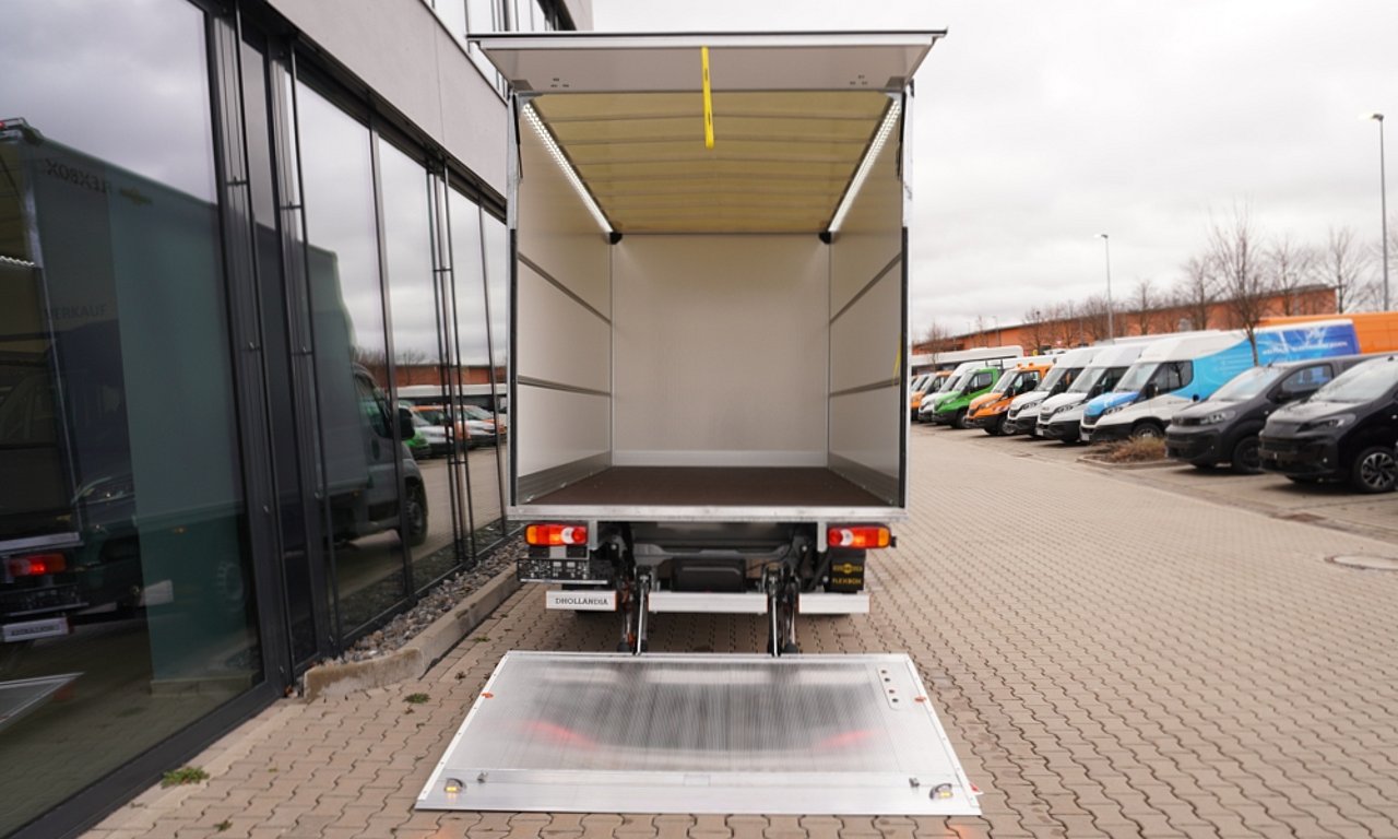 Kofferaufbau Humbaur mit Ladebordwand 3