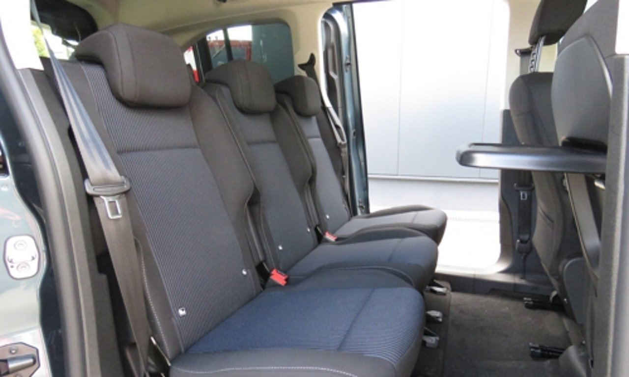 Fiat Doblo Kombi Detail mit verstellbaren Sitzen
