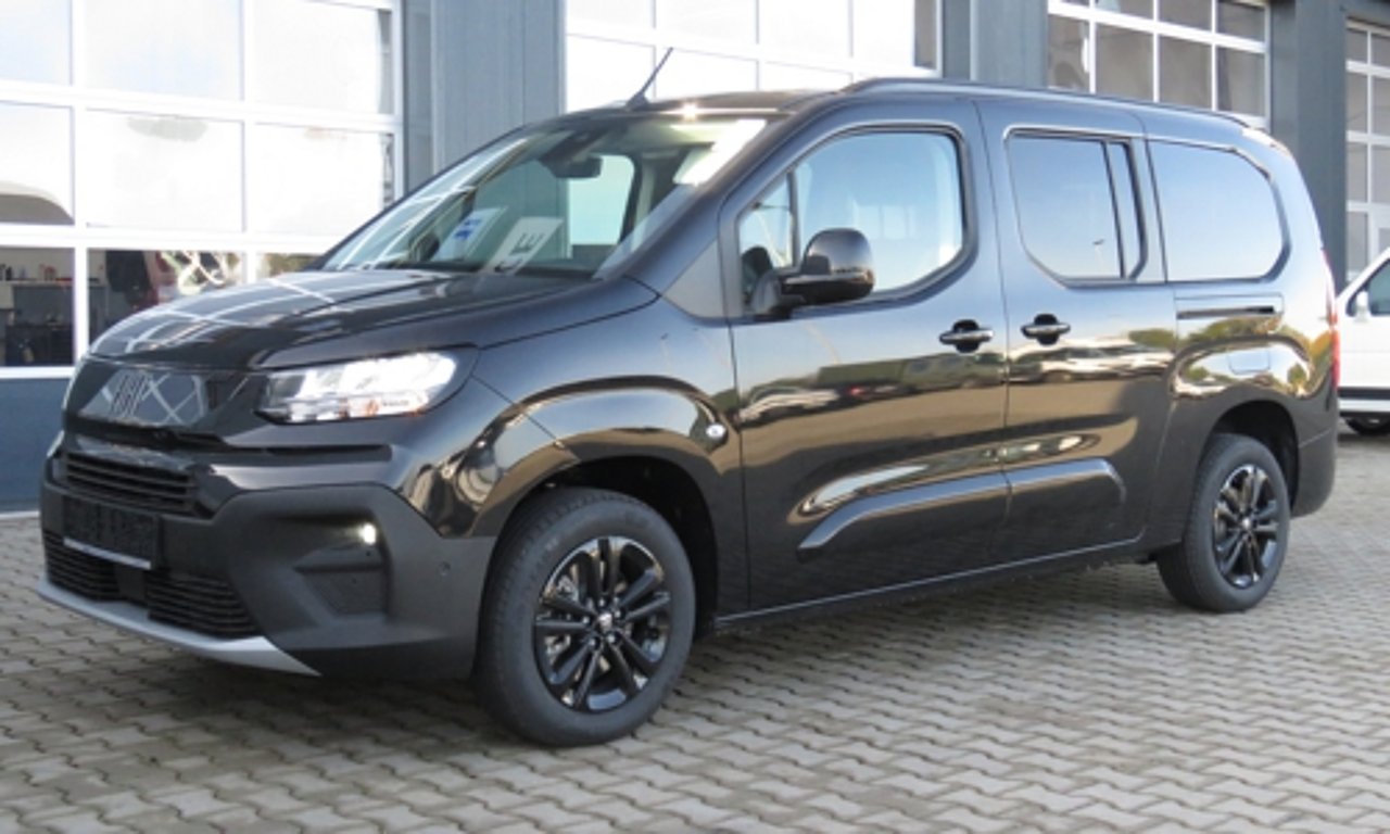 Fiat Doblo Kombi Detail in Schwarz Metallic