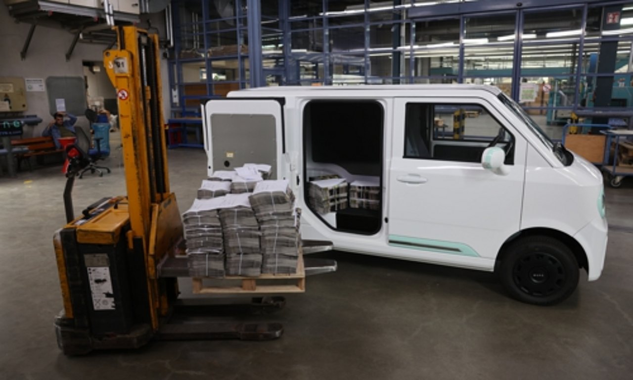 TYN-e Kastenwagen mit Gabelstapler