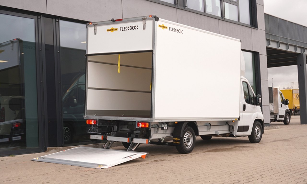 Kofferaufbau Humbaur mit Ladebordwand 2