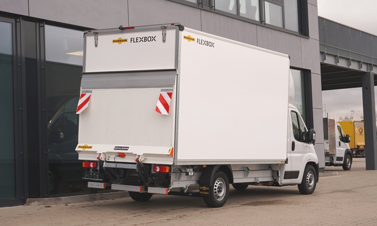 Kofferaufbau Humbaur mit Ladebordwand 1